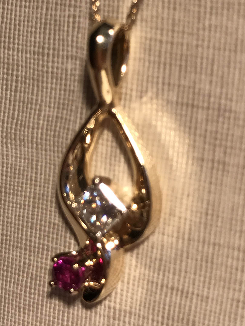 princess-diamond-with-accent-ruby-pendant-14kty-gold